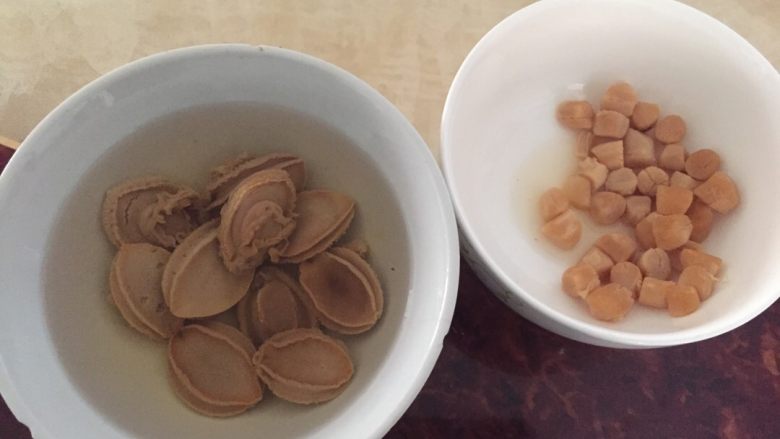 鲍鱼虫草炖鸡汤,发好鲍鱼4-5h,干贝。