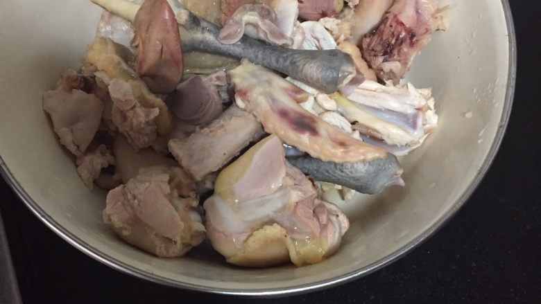 鲍鱼虫草炖鸡汤,鸡弄好,剔出鸡架,鸡肉剁好,刮下肥油扔掉。