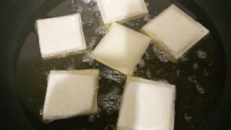卤豆干,七分热放入豆干,中火炸