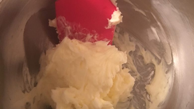 杏仁饼干,用电动打蛋器开始打发至黄油颜色变浅,体积膨大的状态