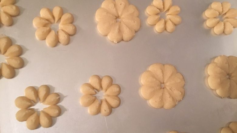 杏仁饼干,在烤盘上挤出花样,备用