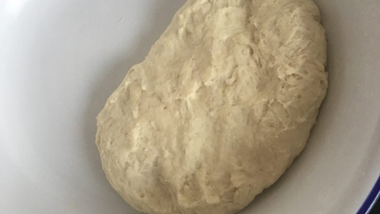 馅饼,今天做的是茄子香菇肉馅,孩子们说很好吃,先用温开水把面和好,尽量软和点,让它醒二十分钟