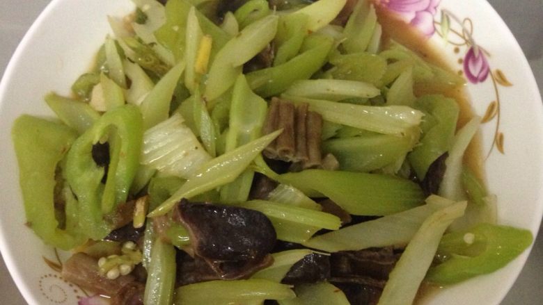 西芹尖椒炒鸭肾