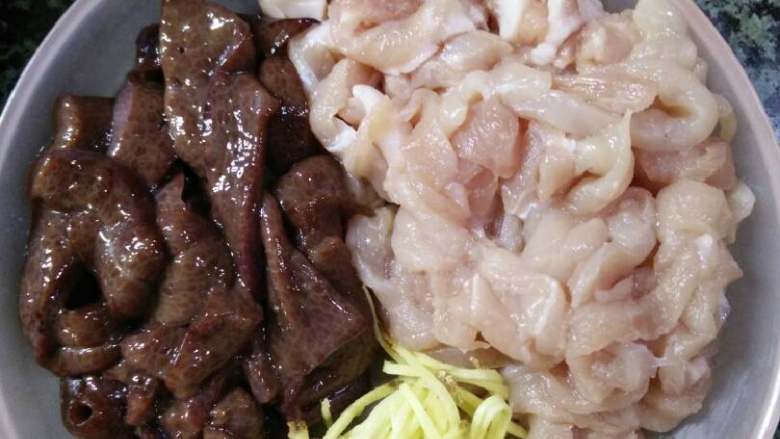 猪肝瘦肉丝瓜沙螺粥,当粥煮到7-8成熟时先放入姜丝和瘦肉丝煮2分钟左右加入猪肝煮1分钟再加入丝瓜和沙螺。最后加入盐、鸡精调味。当粥再次煮开时即刻关火,倒入香菜葱花、芝麻油拌匀即刻食用