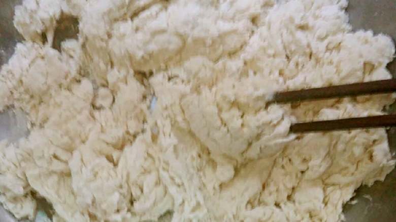 虾皮肉末葱花包子,用温开水(30°左右)慢慢添加,用一双筷子搅拌成絮状,直至没有干面粉为止。