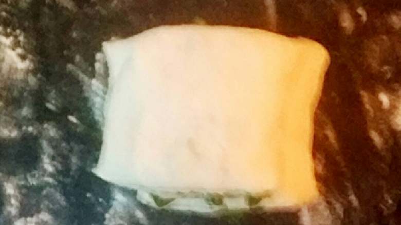 虾皮肉末葱花包子,卷起切成均匀的段,两个叠加。