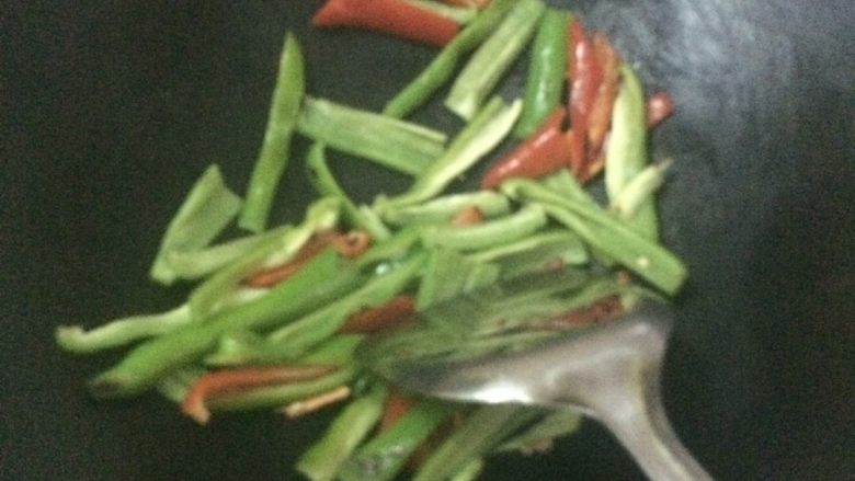 芙蓉鸡爪。,锅里不用放油,倒入辣椒,炒熟,加一点盐