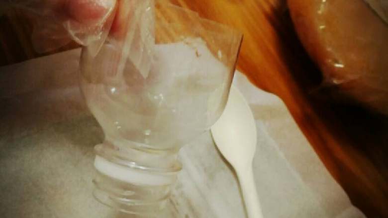 鸡翅包饭,找个干净的饮料瓶剪下瓶口,方便协助灌装米饭到鸡翅里。