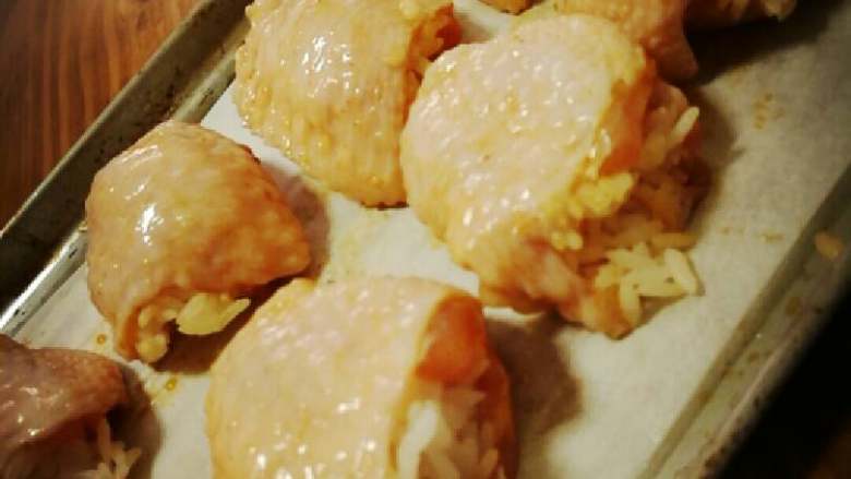 鸡翅包饭,将米饭塞进鸡翅里,塞太满烤熟了会爆开,所以不用塞太满。