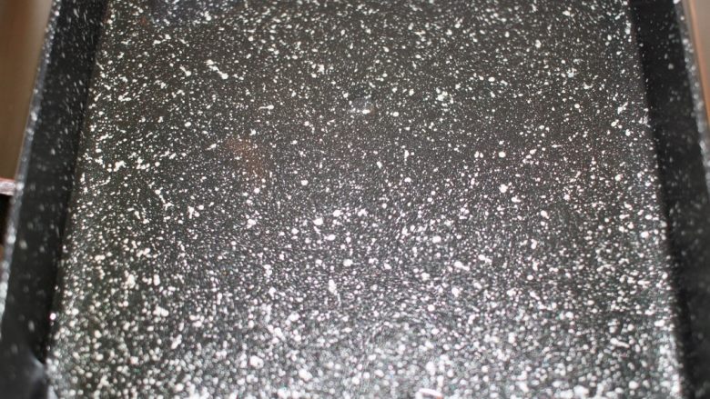 煎蛋圈,冷锅下油，涂匀整个锅面；大火加热至出白烟