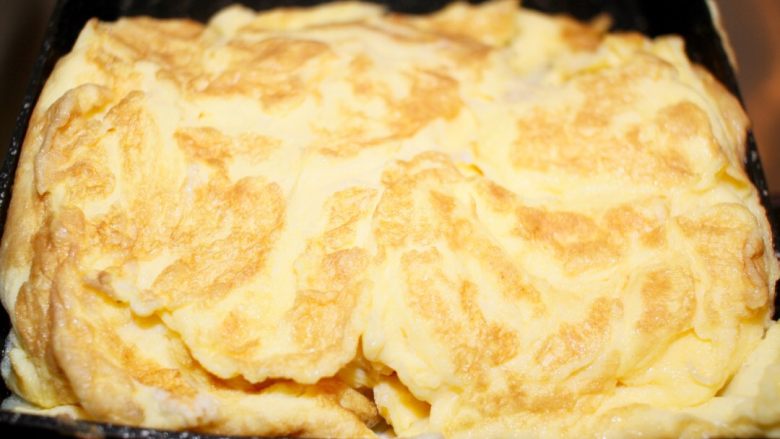 煎蛋圈,把鸡蛋翻转在煎约30秒