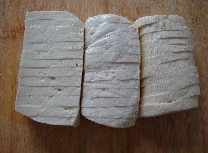 简单搭配：培根烧豆腐 ,<a style='color:red;display:inline-block;' href='/shicai/ 465'>豆腐</a>切片，蘸干淀粉煎黄盛出