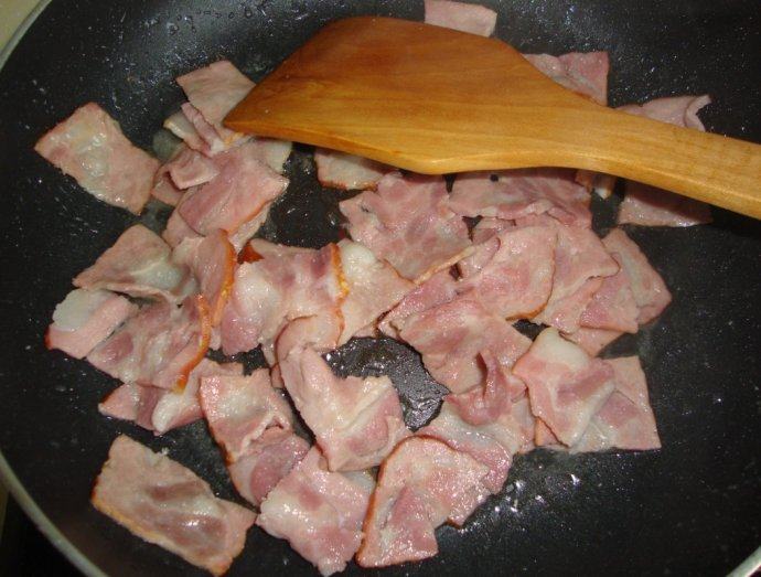 简单搭配：培根烧豆腐 ,培根改刀，炒熟