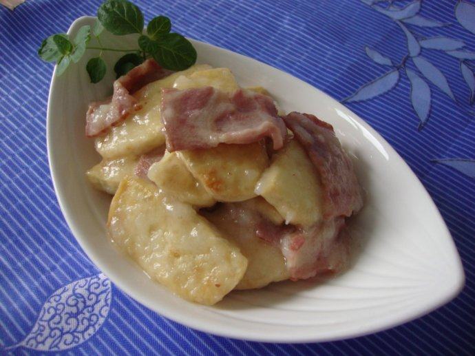 简单搭配：培根烧豆腐 ,豆腐入味后收浓汁即可