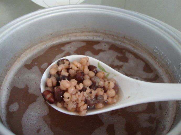 赤小豆薏米粥,放入电饭锅内煮至开花