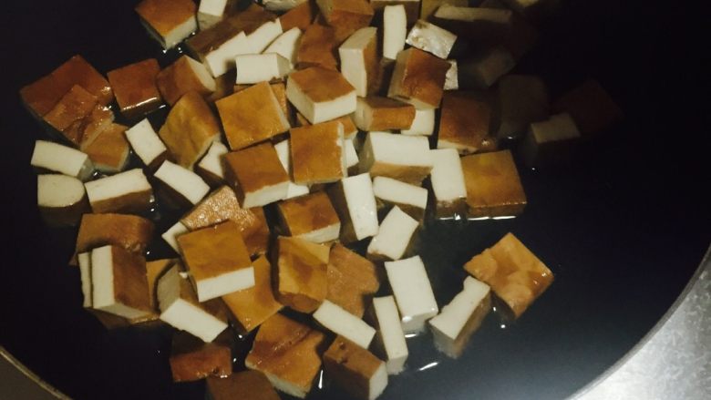 自制惹嘴小零食-香辣豆干,锅内入少量油,小火炒制
