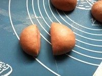 粉嫩帽子面包,取一份红曲面团,以3:5的比例,分成两份。