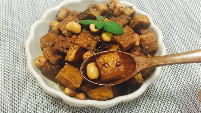 自制惹嘴小零食-香辣豆干,盛盘晾一晾,边刷剧边吃,一会就吃光了,喜欢孜然的可以在最后一步加点孜然,味道一样很好