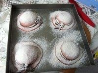 粉嫩帽子面包,二发结束后,以筛子均匀筛粉,不刷蛋液,以免烤制过程中帽子变色。