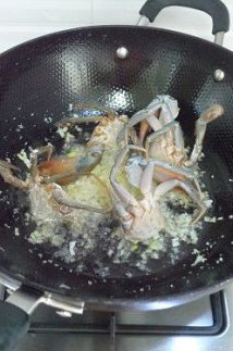 千秋百味之蒜蓉炒蟹,将裹了面粉的螃蟹蟹黄朝下放入略煎,感觉到能定型了即可。