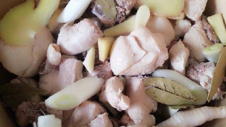 黄焖鸡米饭,鸡剁块,摘去皮内黄油,冷水汆烫去血水