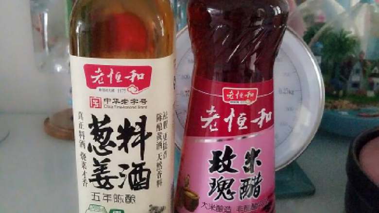 黄焖鸡米饭,盛入砂锅,倒入料酒,米错,老抽,葱姜蒜备用(我已经是锋味的脑残粉,料酒都追求同款)