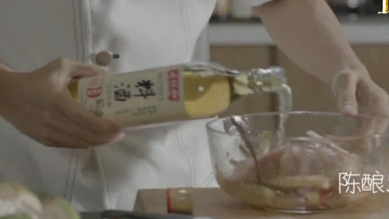 藜麦猪颈肉柚子沙律,用料酒腌制猪颈肉去腥提鲜;