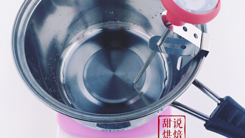 相片水晶棒棒糖(超详细),建议先称水 水的克数比较难掌控 水和糖的比例是1:10 这个模具的一个糖大概13g