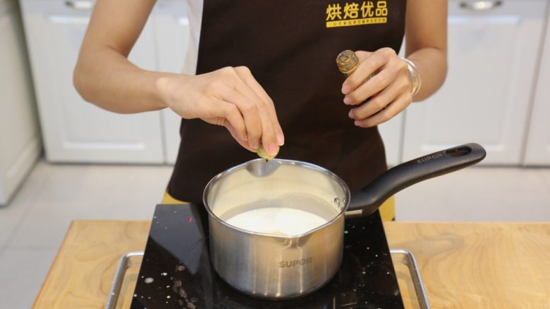 法式焦糖布蕾,3.加入<a style='color:red;display:inline-block;' href='/shicai/ 780'>香草精</a>,一并放入奶锅,小火煮至沸腾