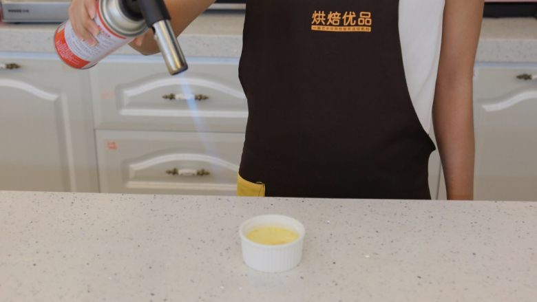 法式焦糖布蕾,9.烤好的布蕾放凉后,密封放入冰箱冷藏3小时以上。吃之前在表面撒上适量的细砂糖,用喷枪噴表面至糖溶化焦化。可以再加入水果在表面即可!