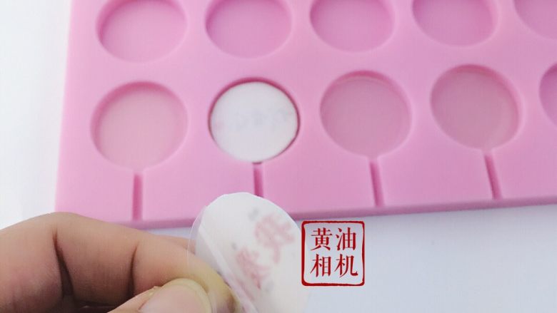 相片水晶棒棒糖(超详细),待糖稍微冷却后 放入提前剪好的糯米纸撕掉透明背胶 注意图片不要放反哦