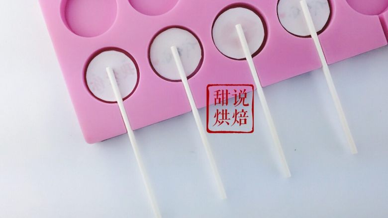 相片水晶棒棒糖(超详细),待糖变硬后放入纸棒(糖如果还软就放入纸棒会把糯米纸压裂) 等待的过程可以把糖再次加热 也是一样的加热过程到165° 需要稍微搅拌让糖均匀受热