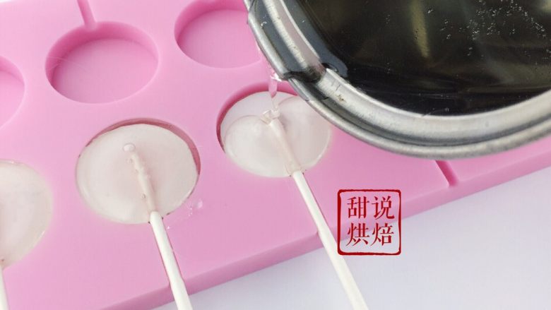 相片水晶棒棒糖(超详细),把再次加热好的糖倒入模具剩余的1/2填满