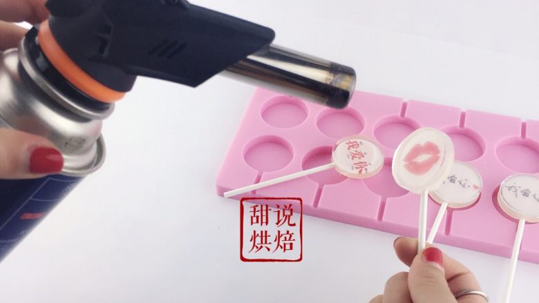 相片水晶棒棒糖(超详细),用喷枪在棒棒糖的表面轻轻薄薄的喷一喷 糖就会变得清澈透明了。记得把背面也喷一喷 到时候才不会黏袋子。用喷枪一定要注意安全 不要对着人开火 安全第一哈
