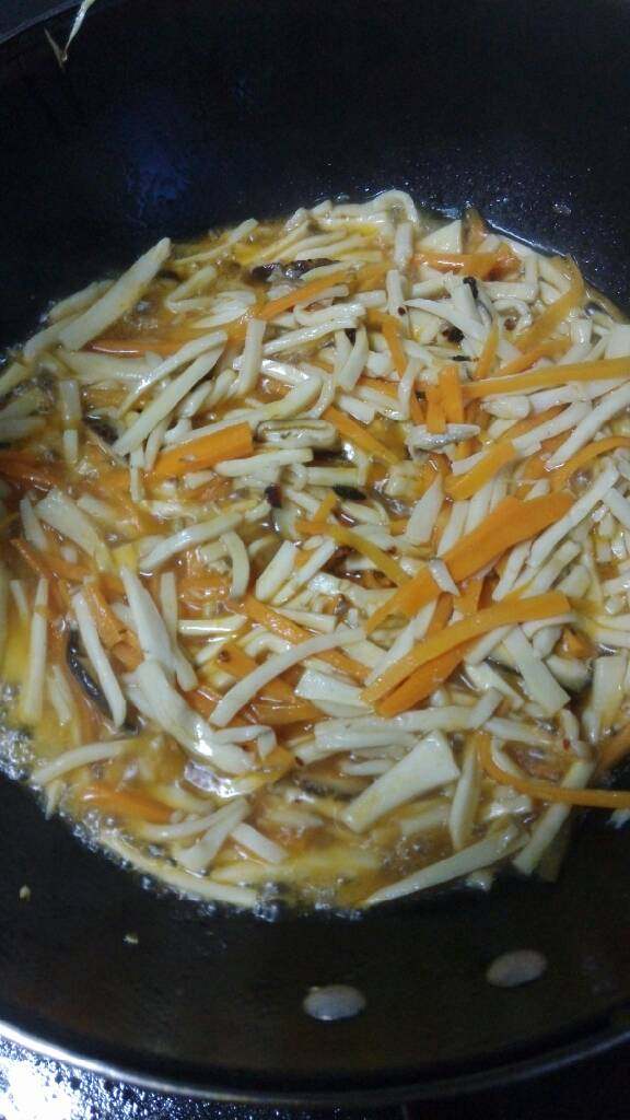 蚝油杏鲍菇,稍变软后放入盐,生抽,料酒,耗油,调味