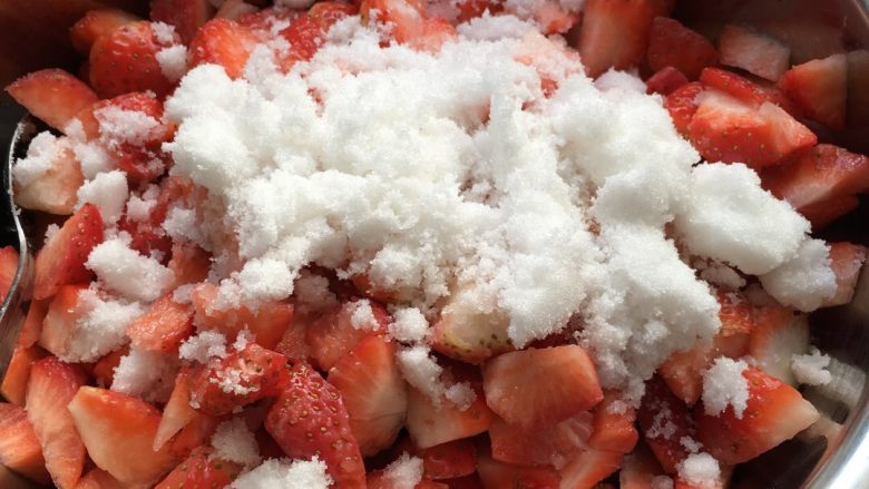 草莓酱🍓
,加入适量<a style='color:red;display:inline-block;' href='/shicai/ 3729'>白糖</a>(根据个人口味轻重)