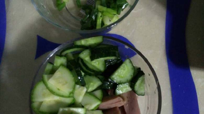 懒人餐 家常小炒 简单晚餐 黄瓜西葫芦炒火腿,材料洗干净