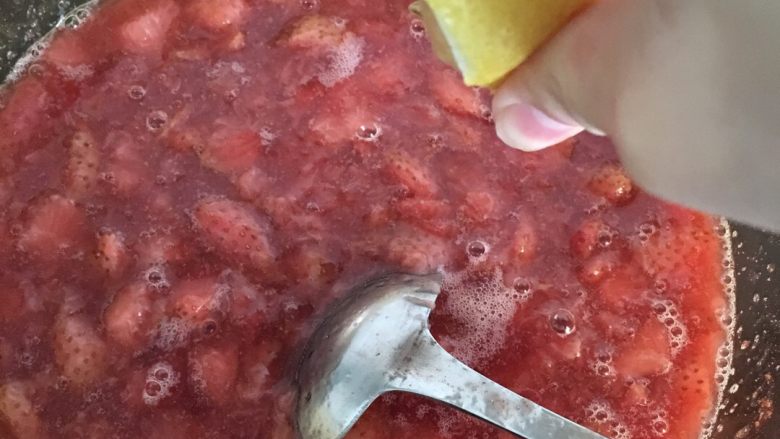草莓酱🍓
,汤汁逐渐出来后加入柠檬汁(依据个人口味)