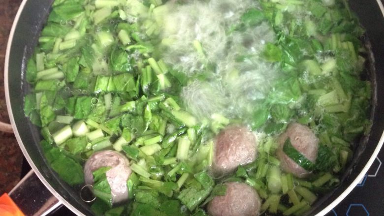 手工牛肉丸瘦肉青菜汤,最后加入青菜和油、盐、鸡粉调味，煮2分钟起锅