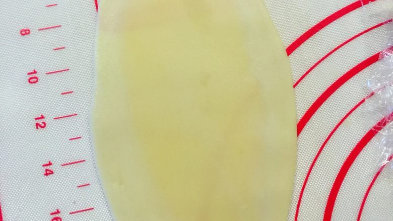 麻薯肉松蛋黄酥——详细版,把油皮油酥团擀开成牛舌型,每个都是从中间往两边擀,大概14厘米的样子,不用太长