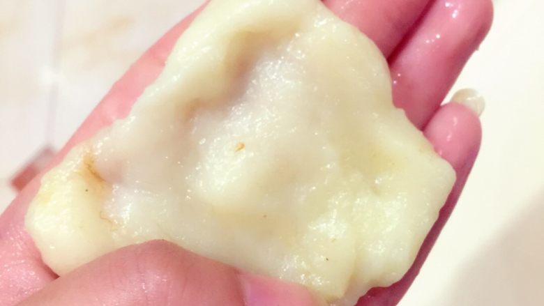 简单美味的糯米糍,凉到可以用手摸的时候就可以包馅了,手上蘸点水就不粘手了