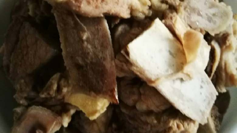 糖醋小排,大约一个小时左右,用筷子插一下肉,感觉酥了关火,捞出小排沥干待用。