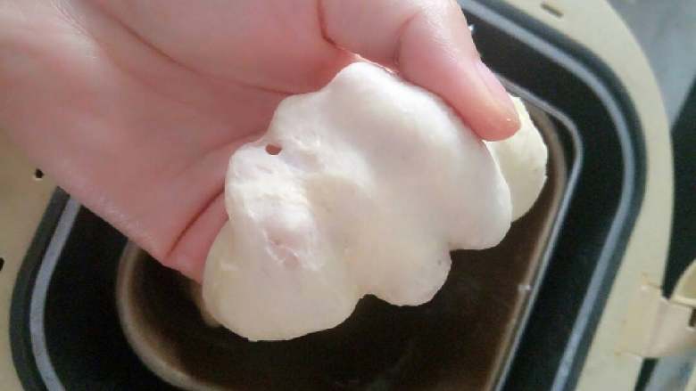 肉松面包卷,如果可以轻松拉出手套膜就OK了(我要一只手拉膜一只手拍照,所以……)