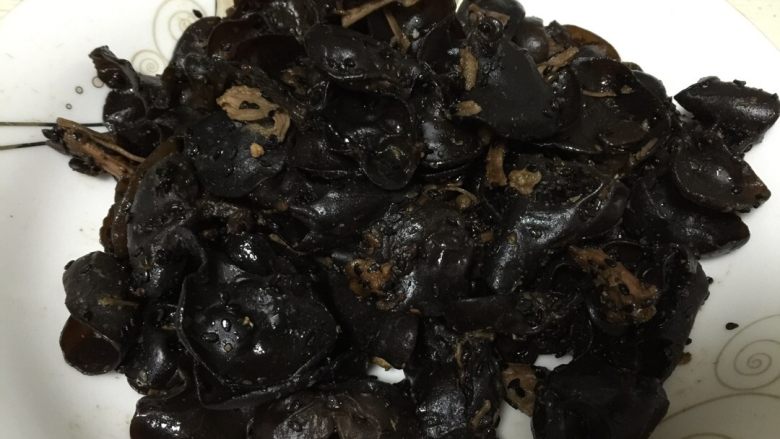 肉丝木耳,木耳泡发洗净,将卤肉中的肥肉放在炒锅内煸出油,木耳下锅炒熟后,放入瘦卤肉丝,黑芝麻,韩式黄豆酱和其他调料,翻炒均匀即可。