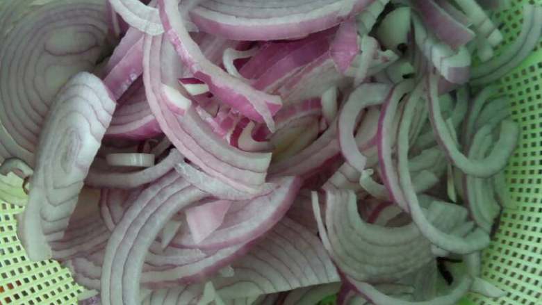 洋葱炒蛋,把<a style='color:red;display:inline-block;' href='/shicai/ 29'>洋葱</a>放在有醋的水里洗干净