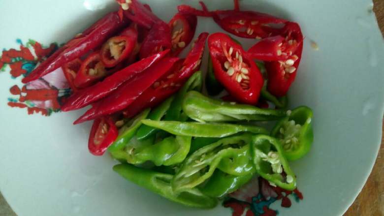 洋葱炒蛋,切好彩色辣椒