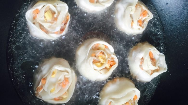 玫瑰花饺#有个故事#,玫瑰花饺煎两分钟后再加入热水盖上锅盖中火6分钟左右