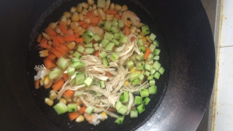 农家乐蛋炒饭,把所需的全部材料放入煮沸的水二分钟,捞出