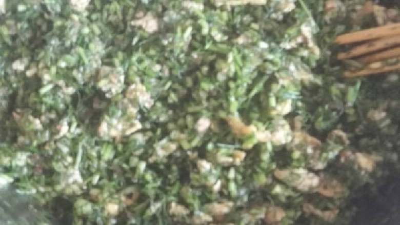 猪肉茴香饺子,鸡蛋调好后放茴香碎，在放一点食用碱，根据自己口味放盐调好馅