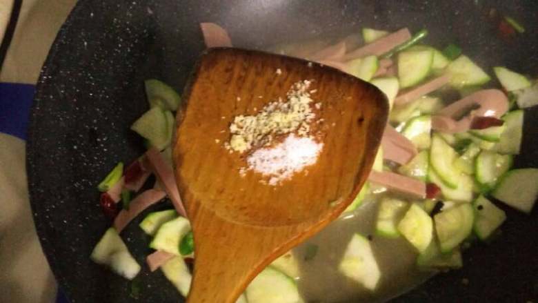 懒人餐 简单晚饭之西葫芦炒火腿,放入调料